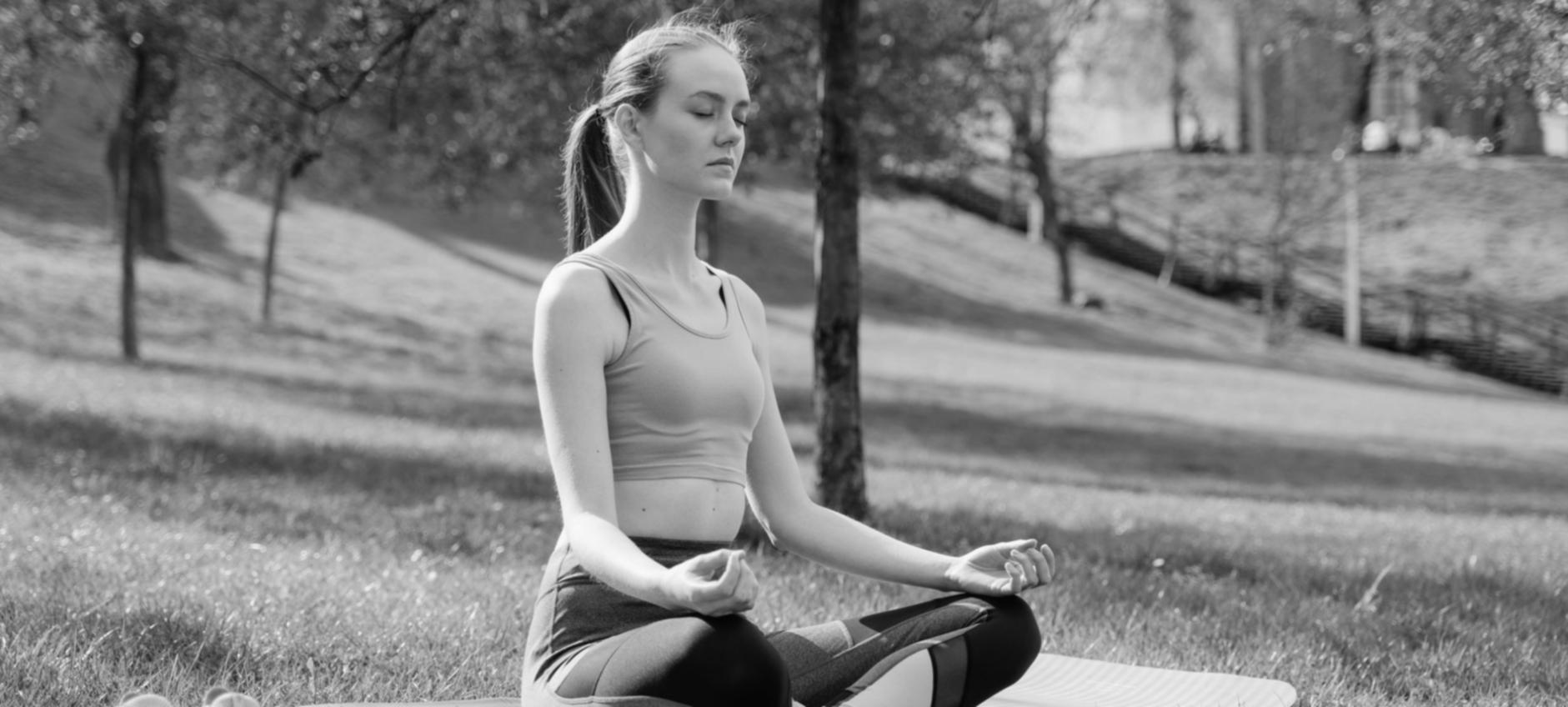 Momento di pratica meditativa in ambiente casalingo