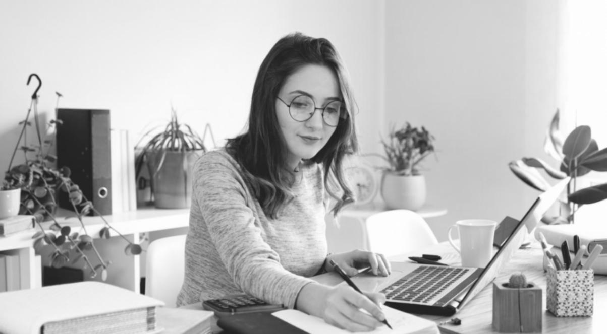 Angolo meditativo con cuscini comodi e atmosfera rilassante